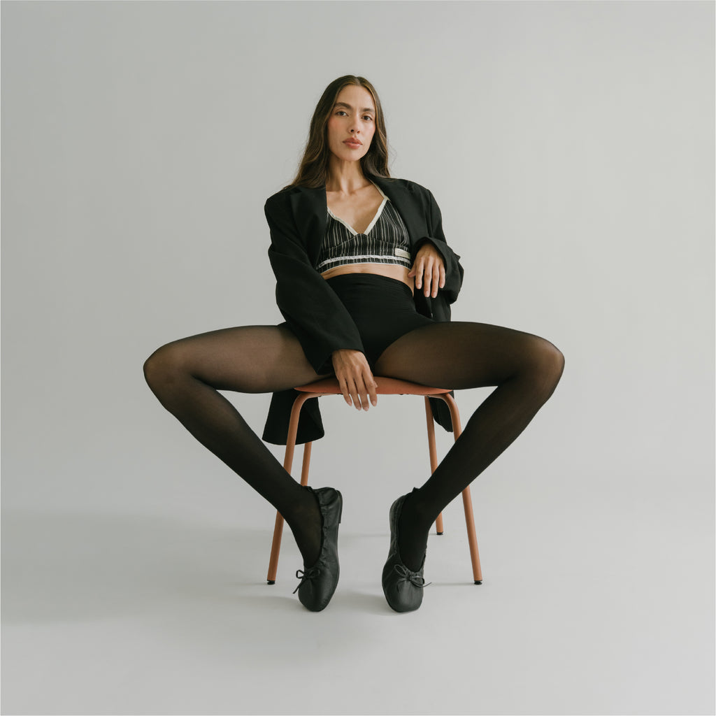 Plié Curve modelo sentada 