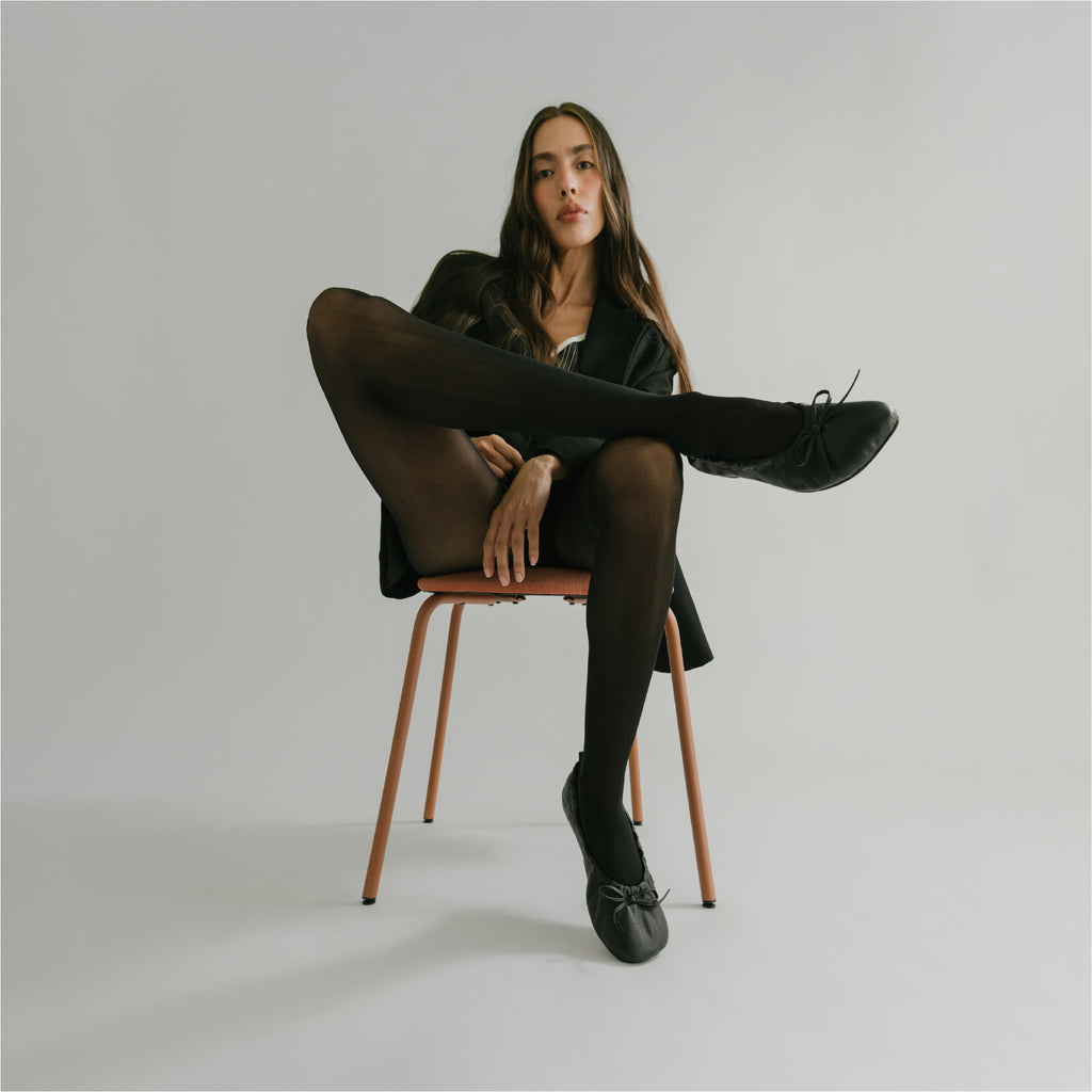 Plié Curve modelo sentada
